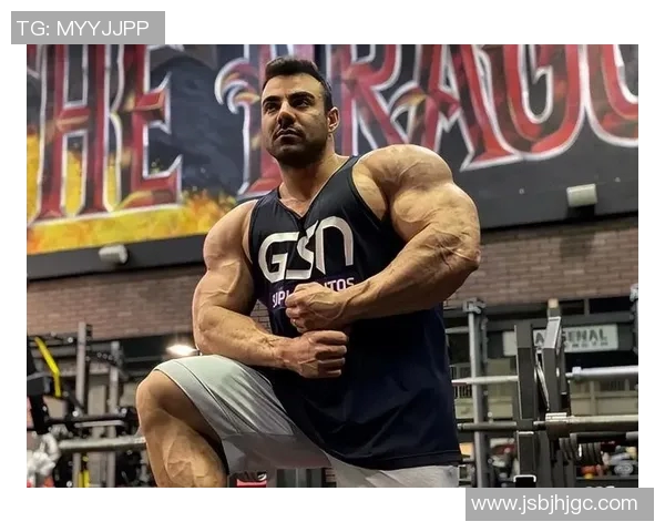 身材健美的足球明星男展现运动魅力与健康生活方式的完美结合